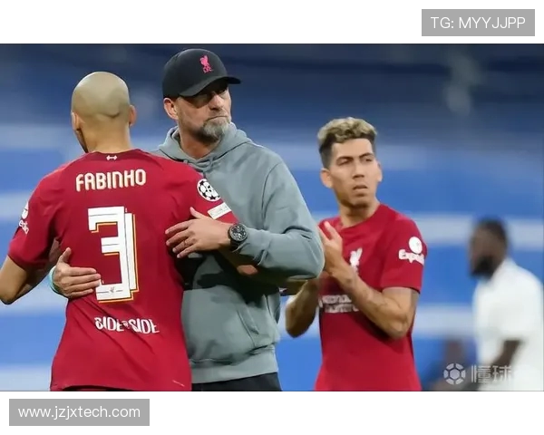 罗马诺现场观赛菲尔米诺比赛后分享与其合照展现球场亲密瞬间